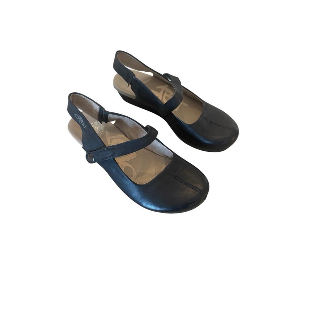OTBT Springfield Wedge shoes size 6M